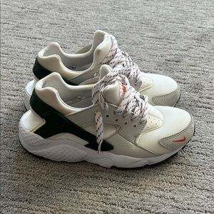 Nike Huarache - size 6Y/7W